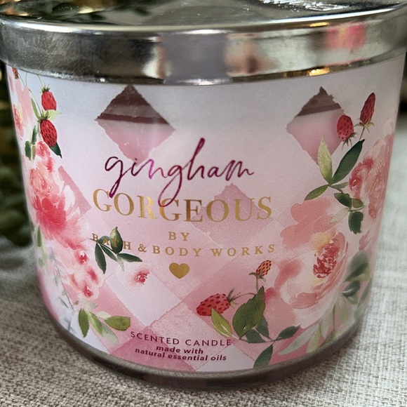 Bath and Body 3 wick candle - Picture 2 of 6